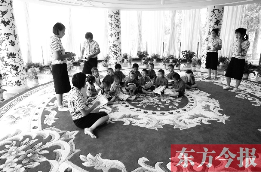 鄭州一幼兒園里的孩子在老師的帶領下讀《論語》。