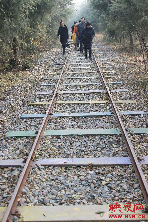 景區保留下來的火車道，下面的木基被染成了五顏六色