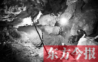 考古工作人員在孫家洞舊石器遺址清理發掘 資料圖片