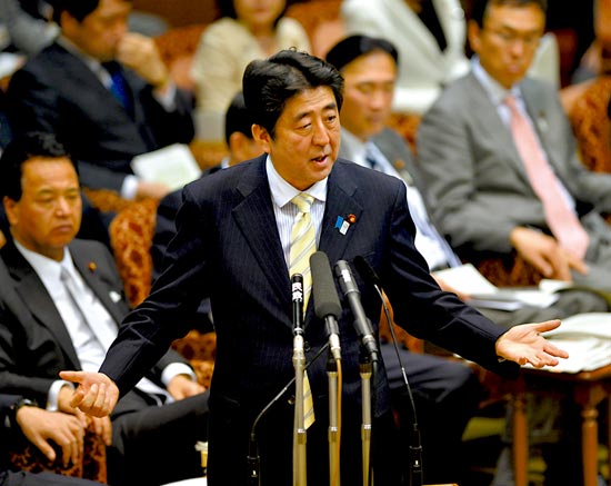 23日，安倍在參議院預算委員會發表講話。