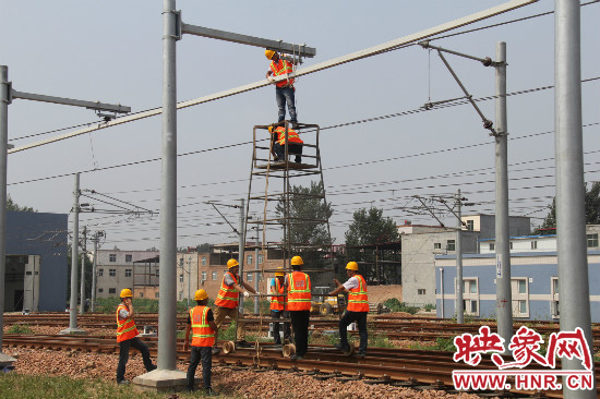 工作人員正在對地鐵線路進行檢修