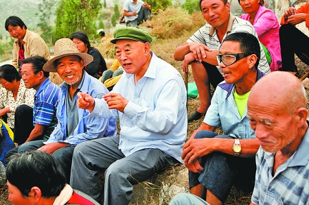 在唐莊，當地群眾每次見到吳金印總有說不完的知心話。記者 史長來 攝