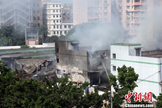 廣州白云區一倉庫爆炸致4死36傷，事發3個多小時后現場仍冒著白煙。　高榮權 攝