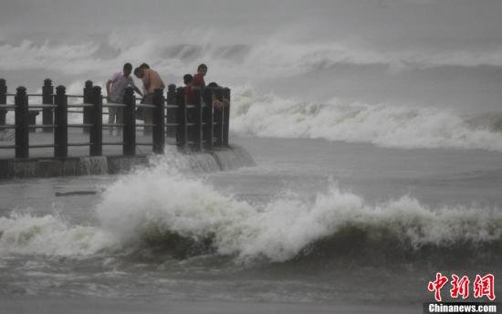 圖為11月10日，受臺風“海燕”影響，三亞海邊風大浪急。尹海明 攝