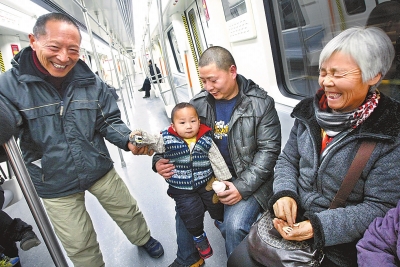 乘客中有80歲的老人，也有幾歲大的小孩，他們眼神共同傳遞著：新鮮和好奇。記者王錚攝