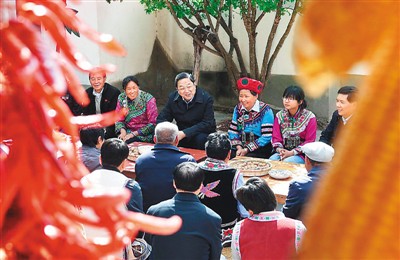 3月24日，俞正聲在云南省武定縣插甸鄉彝族小院農戶家中進行座談交流，聽取基層黨員群眾意見建議。