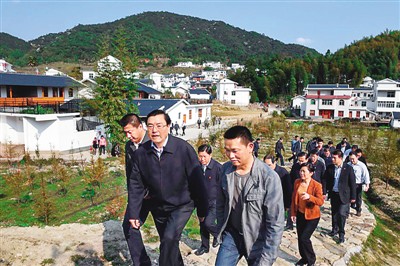 3月25日，張德江在福建省上杭縣古田鎮吳地村看望群眾。