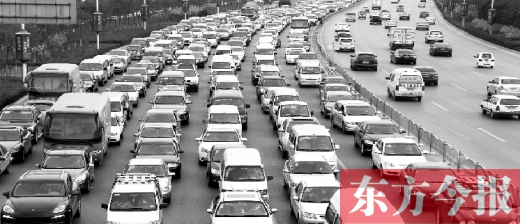 21日，鄭州市中州大道，大量擁堵的汽車將寬寬的道路變成“停車場”