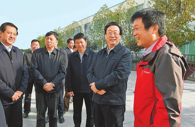 　11月4日下午,省委書記、省人大常委會主任郭庚茂在襄城縣精美鞋業有限公司調研。記者 杜小偉/攝