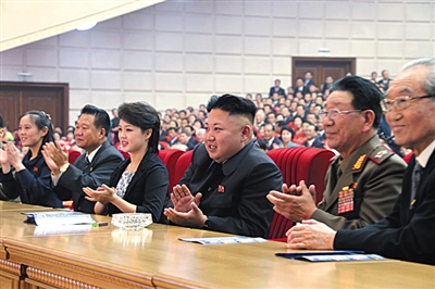 　5月19日，金正恩和夫人李雪主觀看演出，金與正（左一）坐在金正恩右邊第三個位置。