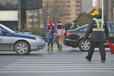 過斑馬線，行人左顧右盼，汽車寸土必爭。