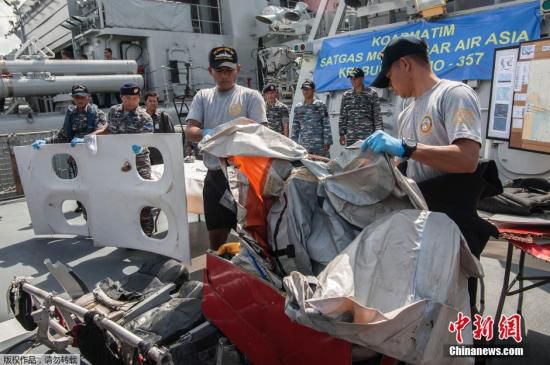 　當地時間2015年1月5日，印尼泗水，印尼海軍展示從爪哇海中打撈到的亞航失事客機殘骸與遇難者的遺物