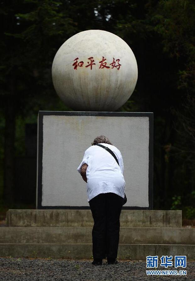 日本遺孤哈爾濱祭拜中國養父母公墓 激動淚流