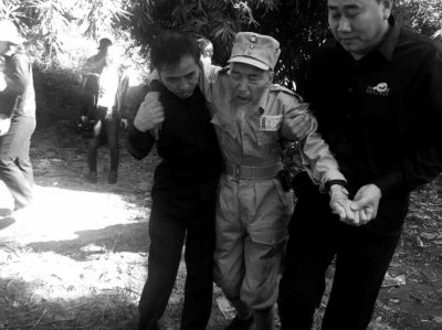 89歲老兵繆焜得知不能接到遺骸后嚎啕大哭。組織方供圖