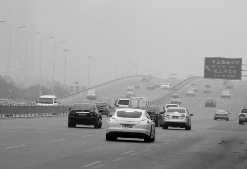 道路上飽和的機動車無疑是造成霧霾天氣的一個原因