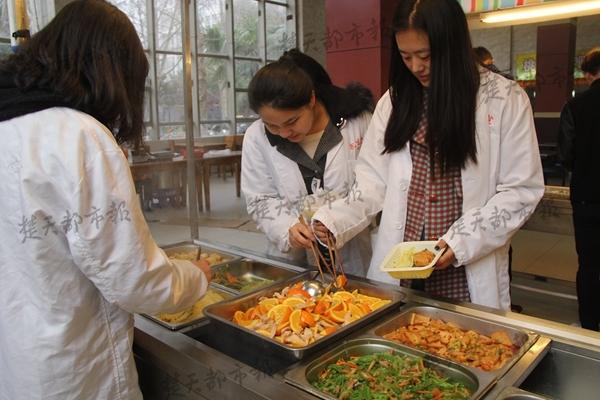 大學食堂現神級“黑暗料理”：橙子炒肉