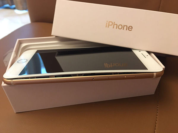 女子買iPhone 8才2天充電時就冒煙 直接用水澆手機