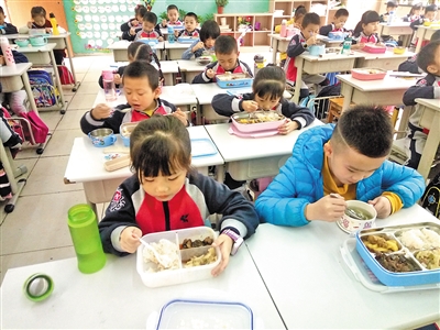 重慶一小學發好習慣手冊:吃飯時請長輩先坐