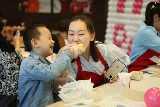 首次下廚的小男子漢，最想分享的人當然是最愛的媽媽