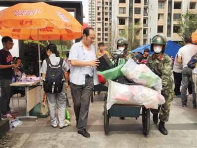 9月8日，天津濱海海港城小區，武警幫助居民搬東西。