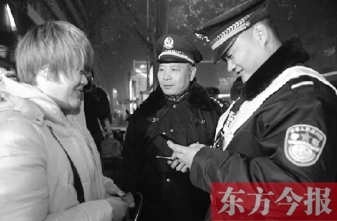 鄭州市公安局金水路分局黃柏仁局長（中）帶領民警夜間在轄區巡邏