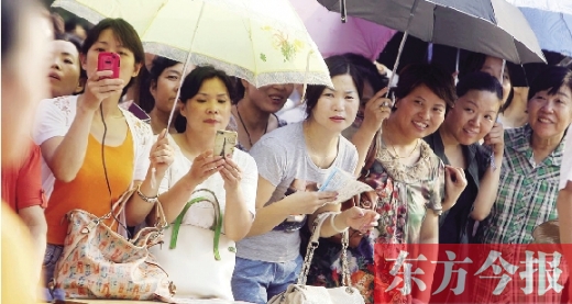 7月6日，鄭州市文化路省實驗中學小升初測評點，家長們聚集在一起，焦急地等待自己的孩子走出考場