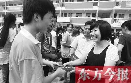 7月23日，晨鐘教育集團黨委書記張玲為支教大學生頒發證書