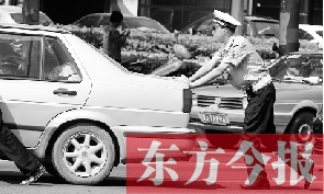 一輛車壞在了路中間，執勤交警幫推車