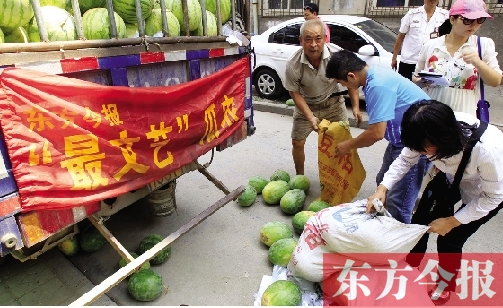 昨日，得知“最文藝瓜農(nóng)”祁老漢（左一）被困，市民紛紛購(gòu)愛(ài)心瓜