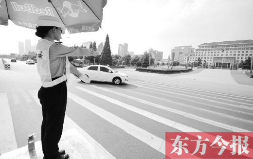 昨日，駐馬店市開源大道，女交警冒高溫指揮交通