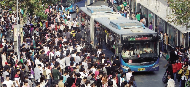 鄭州火車站，等候公交車的人們 東方今報記者 劉棟杰圖