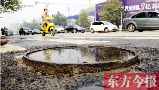 鄭州市航海路與興華南街交叉口當中，一處突出地面的窨井口隨時“伏擊”著粗心的路人