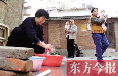 停水期間，一個水龍頭，12戶居民交替使用