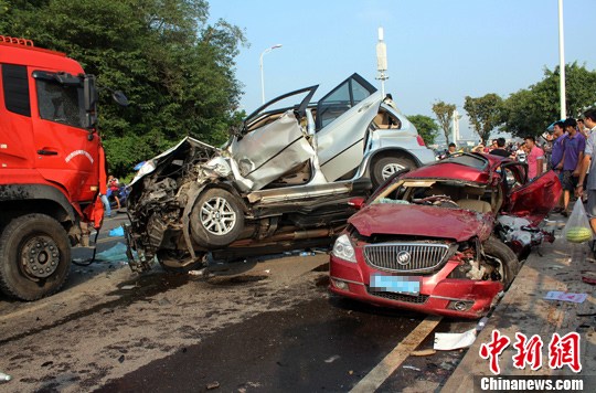 　　8月27日，四川宜賓城區濱江環線公路發生一起3車連環相撞的交通事故，已致4死2重傷。目前，2名重