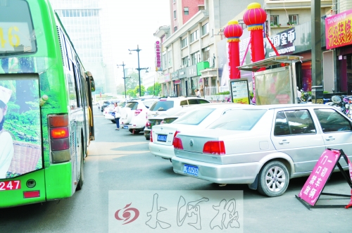 洛陽公交車站點成私家停車場 停車辦回應稱涉嫌違法