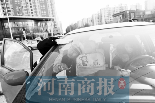 民警檢查車(chē)輛年審情況并核對(duì)駕駛員的駕駛證信息。王春勝/攝