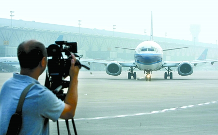 　8月28日，一架嶄新的波音737-800型飛機平穩降落在鄭州新鄭國際機場。