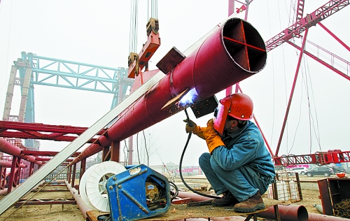 2月25日，在跨越南水北調總干渠的鄭州新鄭南段十里鋪公路橋施工現場，建設者在緊張地施工。