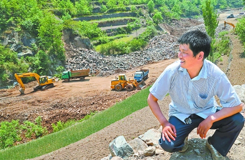 　　5月5日，魯山縣趙村鄉關岈村青年時軍偉看著正在建設的兩座小型水庫開心地笑了。他1994年開始外出