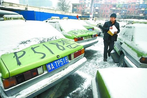 　12月21日，工作人員正在登記套牌出租車、假出租車