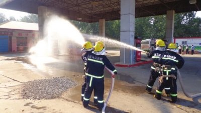 駐馬店一吸毒男駛入加油站 拿出汽油罐揚言自焚