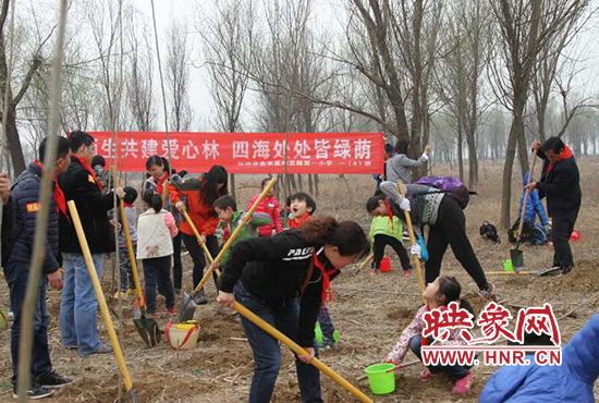 戶外踏春色 師生共植樹(shù)