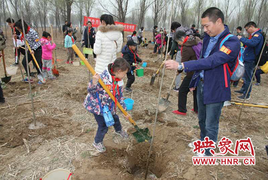 戶外踏春色 師生共植樹(shù)