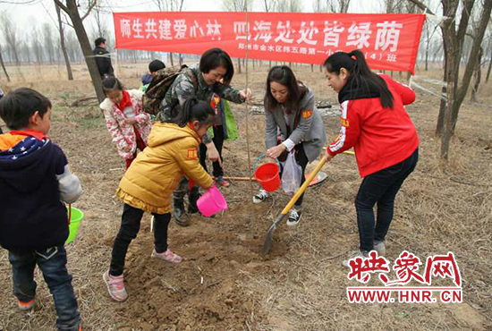 戶外踏春色 師生共植樹(shù)