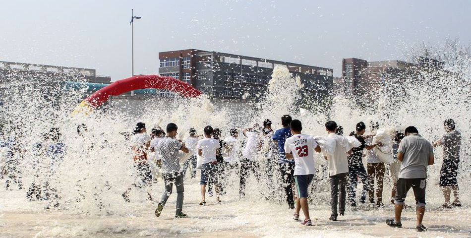 煙臺千人“枕頭大戰”迎中秋