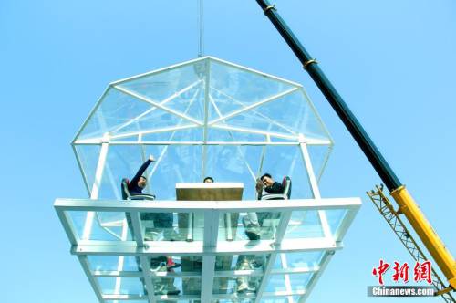 南京空中懸浮餐廳吸引顧客