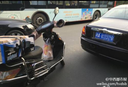 男子騎電瓶車撞凹勞斯萊斯