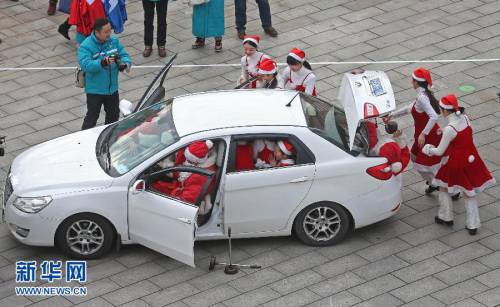 “圣誕老人”參加汽車裝人挑戰賽