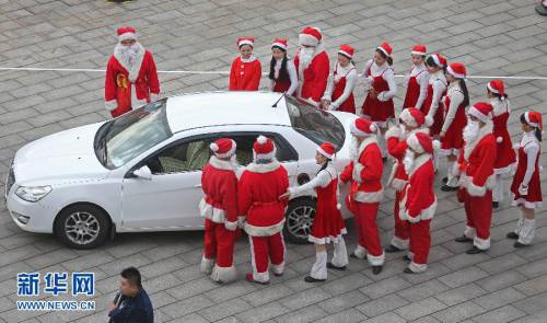 “圣誕老人”參加汽車裝人挑戰賽