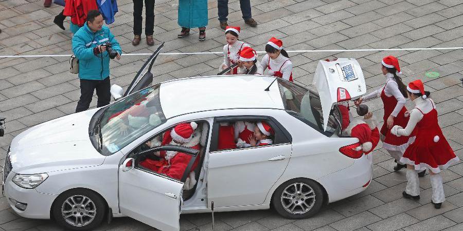 “圣誕老人”參加汽車裝人挑戰賽